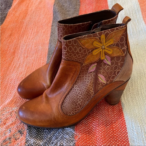 L'Artiste Georgiana Black Floral Booties main image 0
